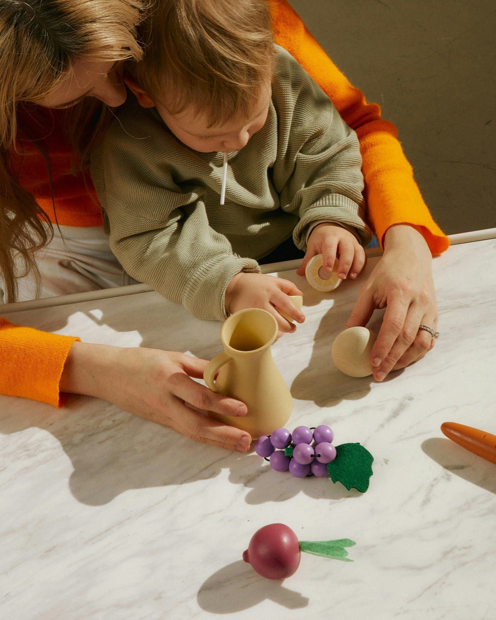 mom playing with child wondering the difference between probiotics vs prebiotics